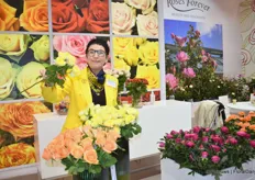 Rosa Eskelund with ‘Rosa Loves Me Under The Stars’, a new spray rose. “It is a strong and long lasting variety and is currently grown in Kenya. It has a 50-70 cm stem and a vaselife of 14+ days and production is 120 per M2’s. In one stem, there are 5 to 7 big flowers.” More about this variety later on FloralDaily.